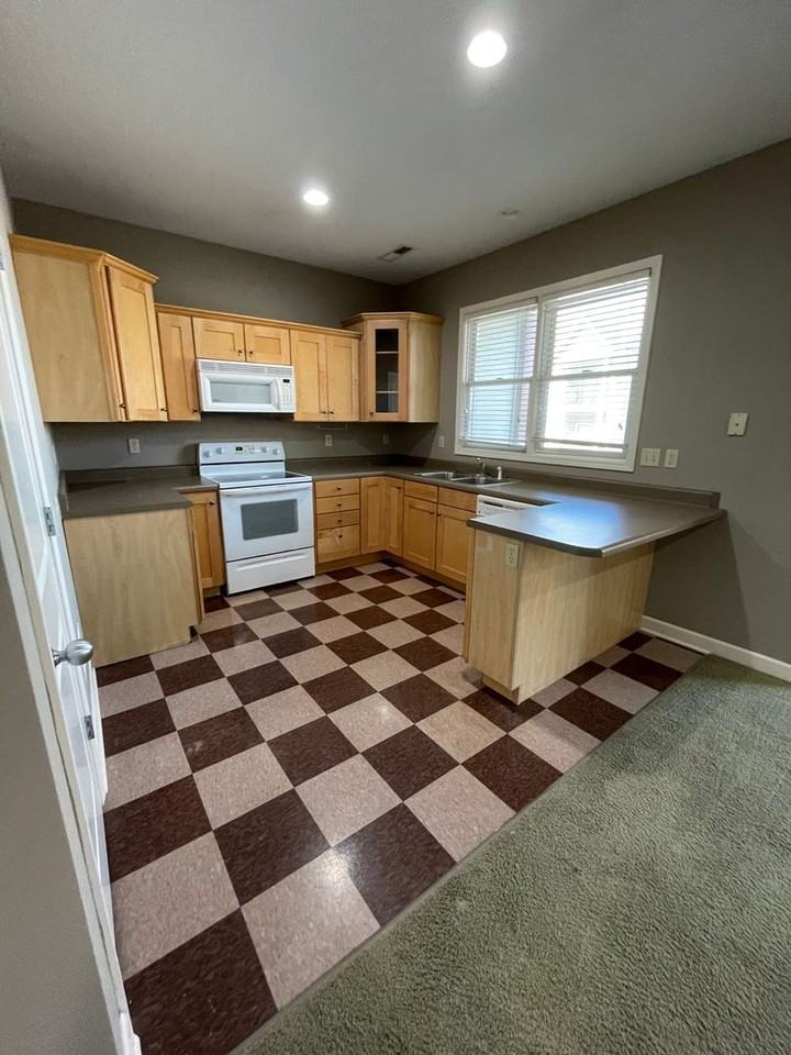 2100 Cherry Hill Dr. - Photo 3 of 28