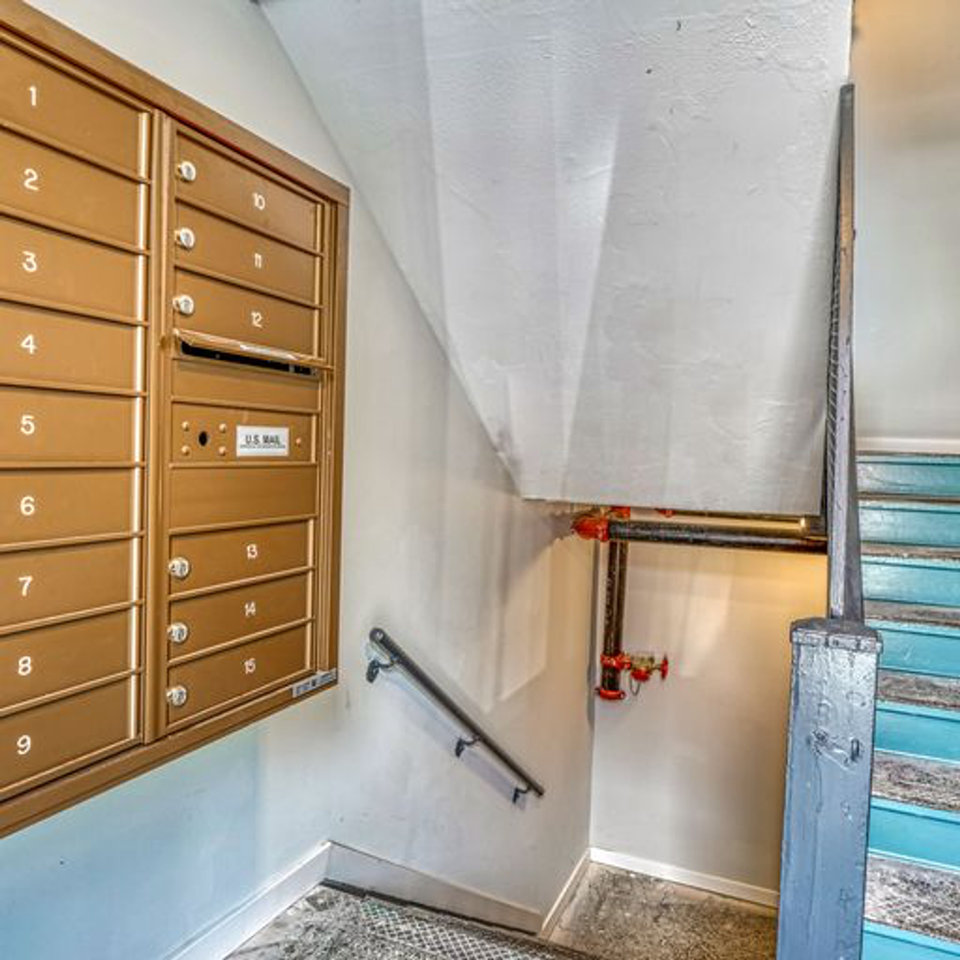 923 S East Avenue - Photo 2 of 8