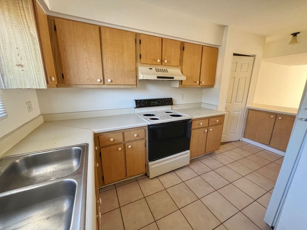 12118 Napiers Cir - Photo 2 of 14