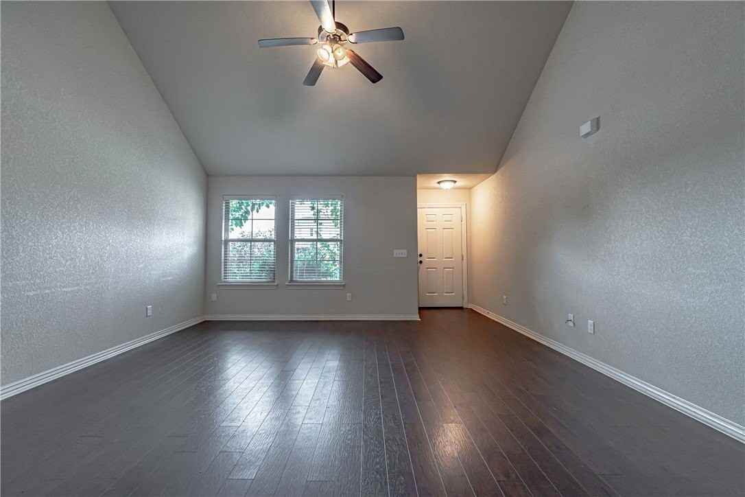 926 Kensington Dr - Photo 3 of 14