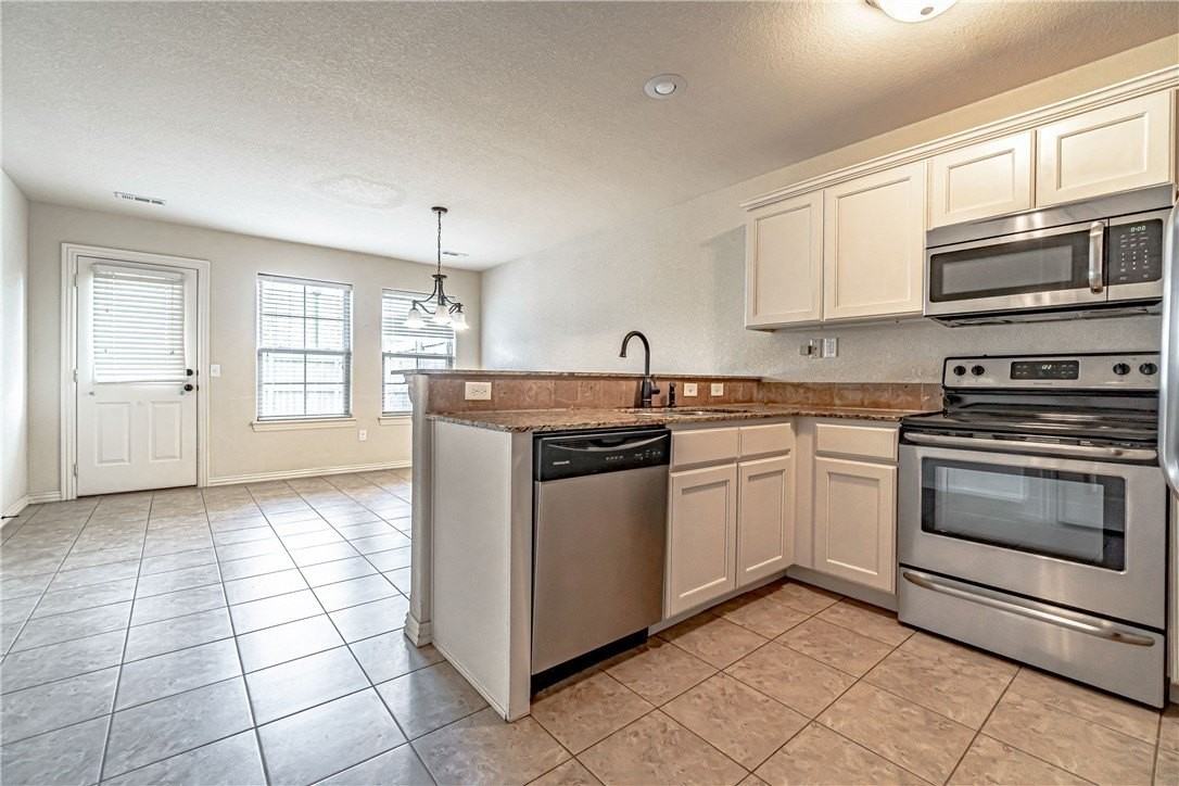 926 Kensington Dr - Photo 5 of 14