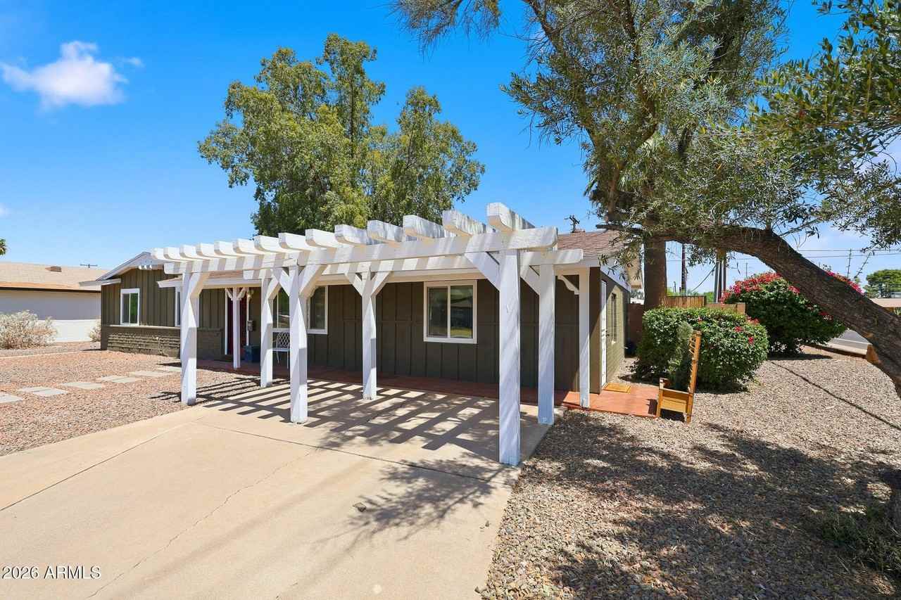 2302 W Berridge Ln - Photo 2 of 33