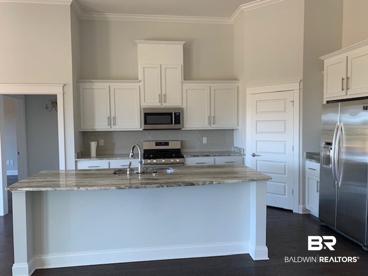 916 Charleston Loop - Photo 4 of 15