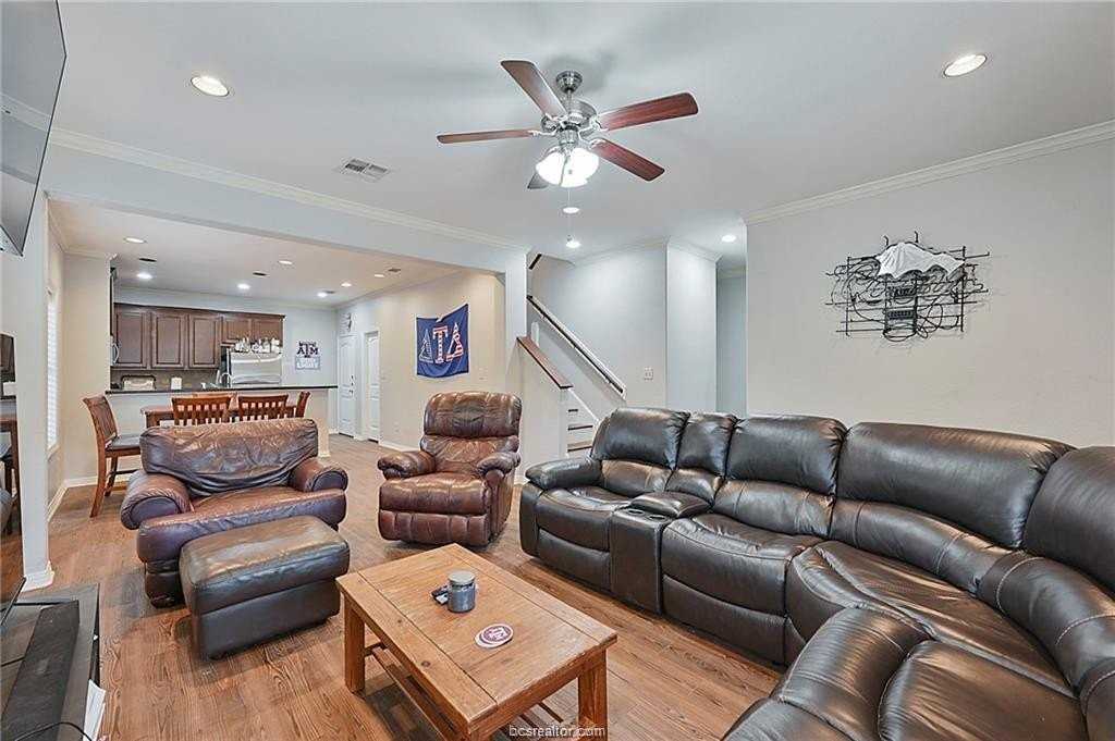 106 Moss St - Photo 3 of 17