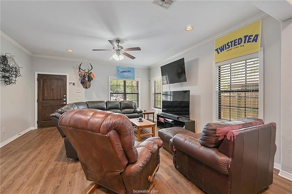 106 Moss St - Photo 4 of 17