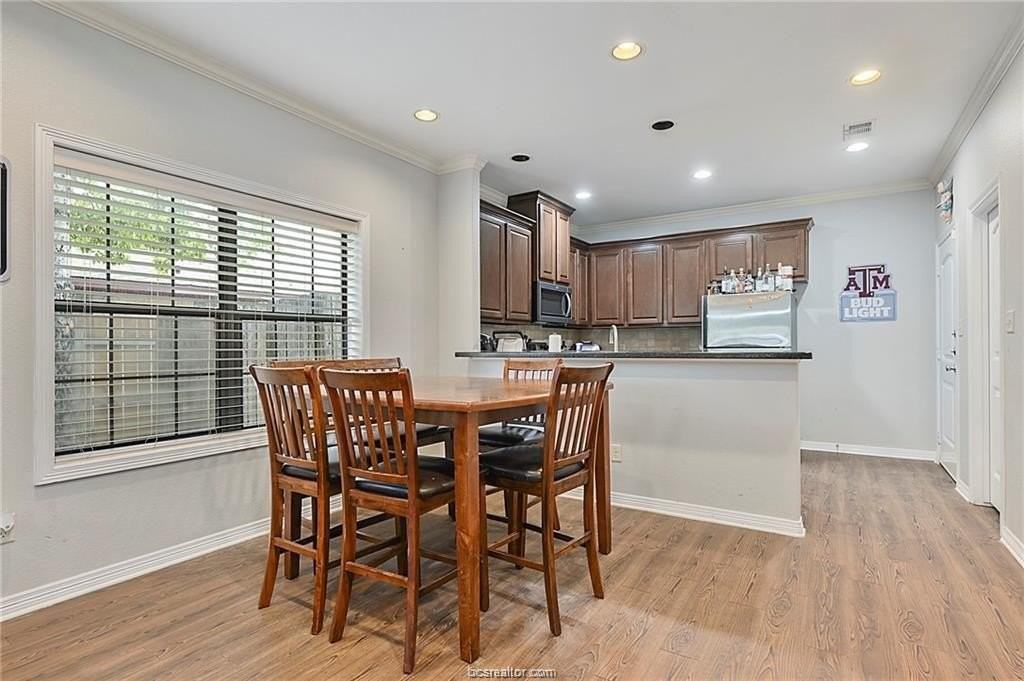106 Moss St - Photo 5 of 17