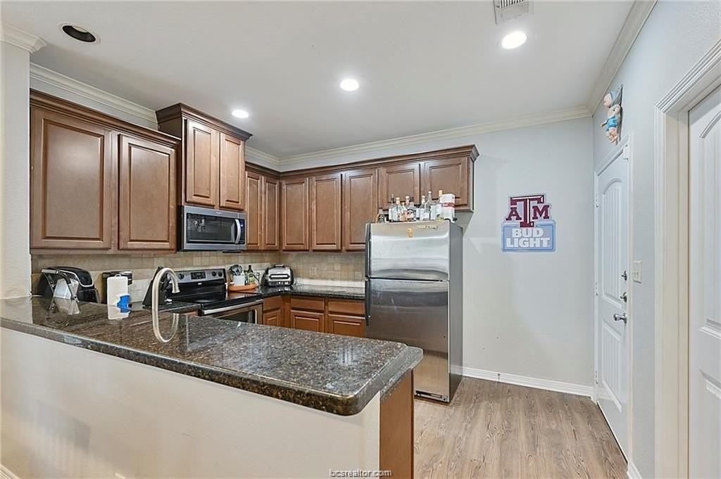 106 Moss St - Photo 6 of 17