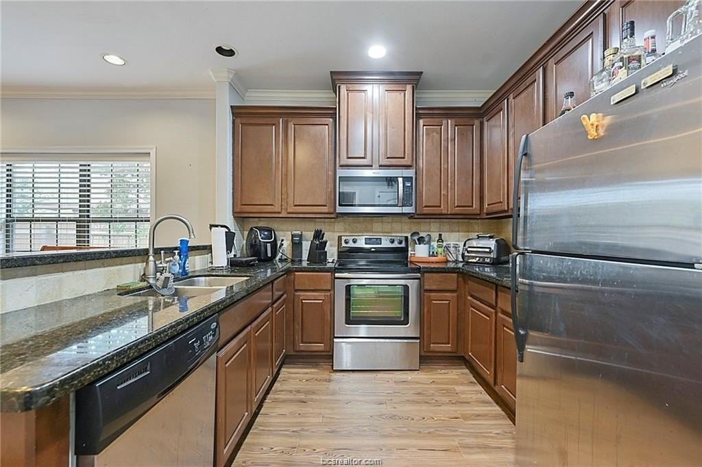 106 Moss St - Photo 7 of 17