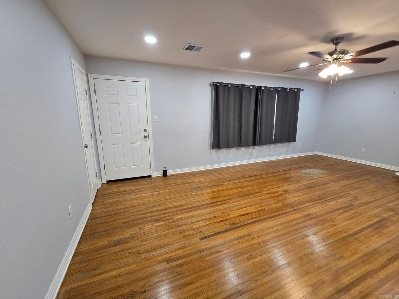 302 N Lincoln St - Photo 2 of 11
