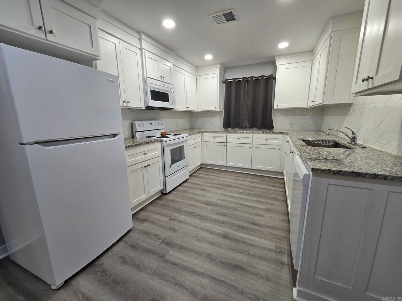 302 N Lincoln St - Photo 3 of 11