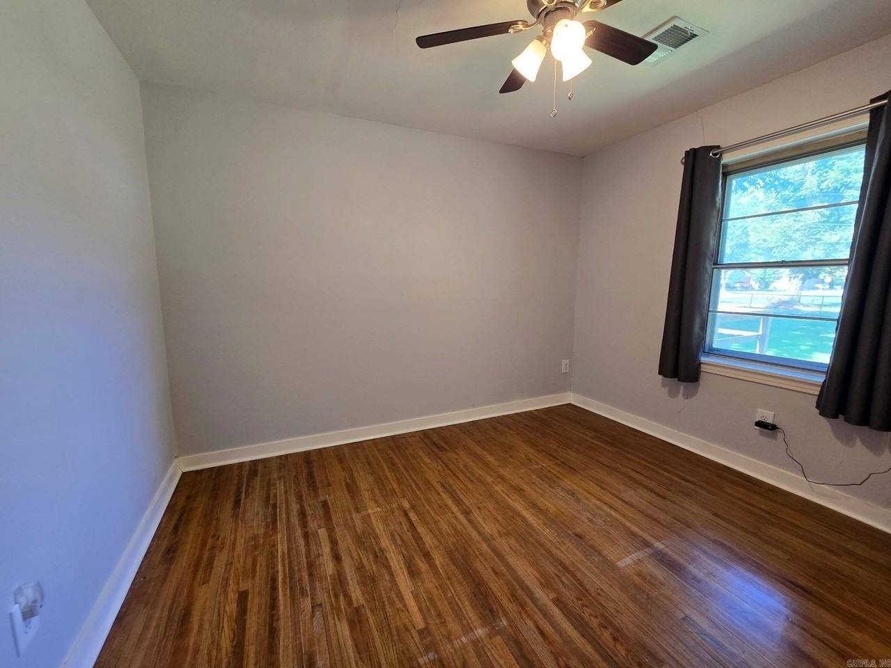 302 N Lincoln St - Photo 5 of 11