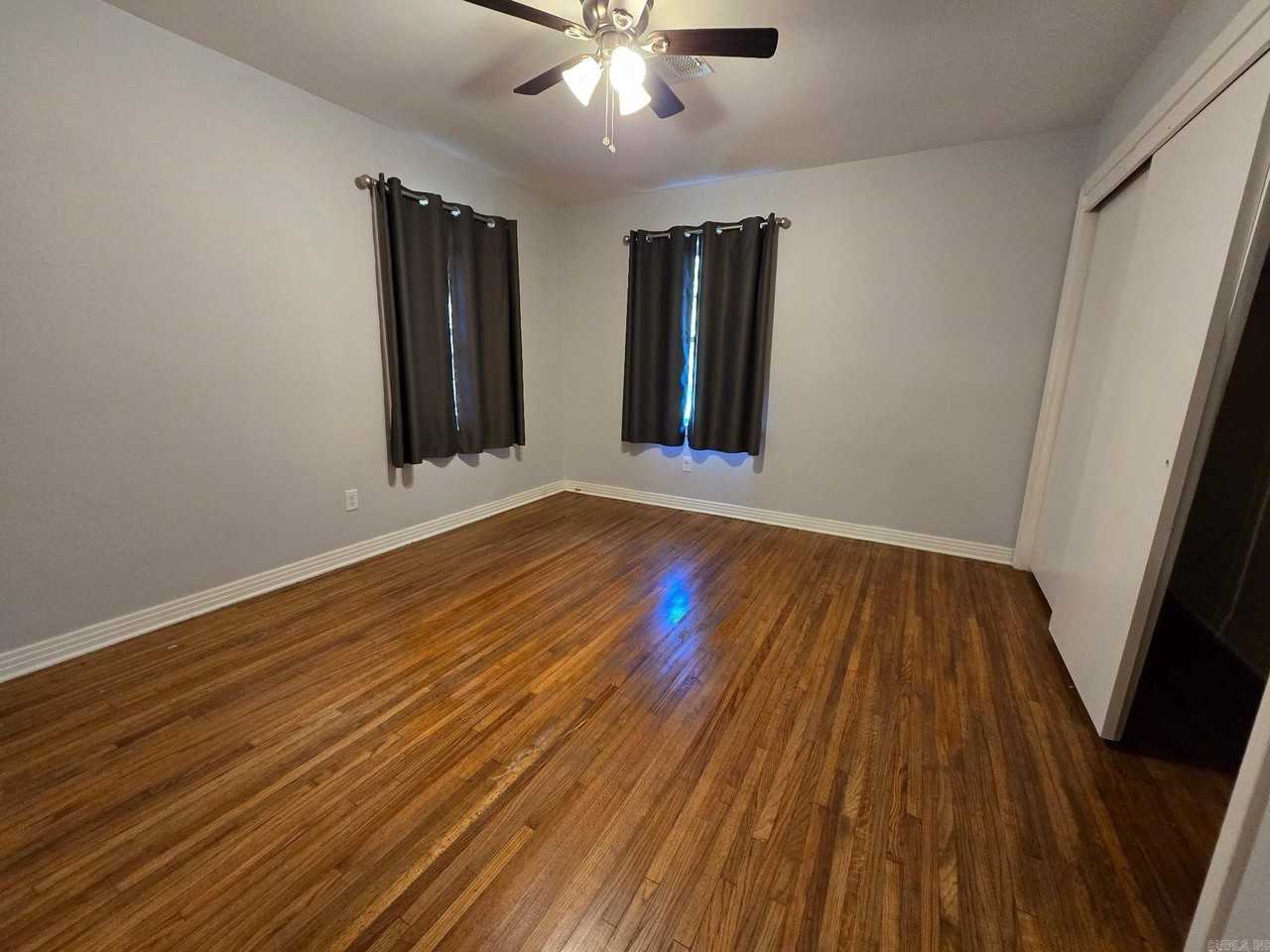 302 N Lincoln St - Photo 7 of 11