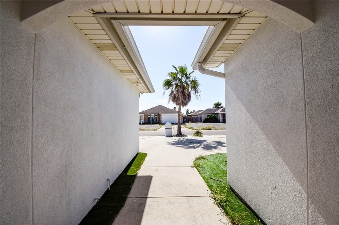 16121 Seagrape St - Photo 6 of 46
