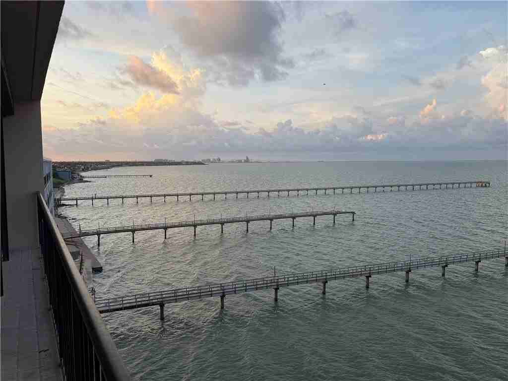 4350 Ocean Dr - Photo 5 of 30