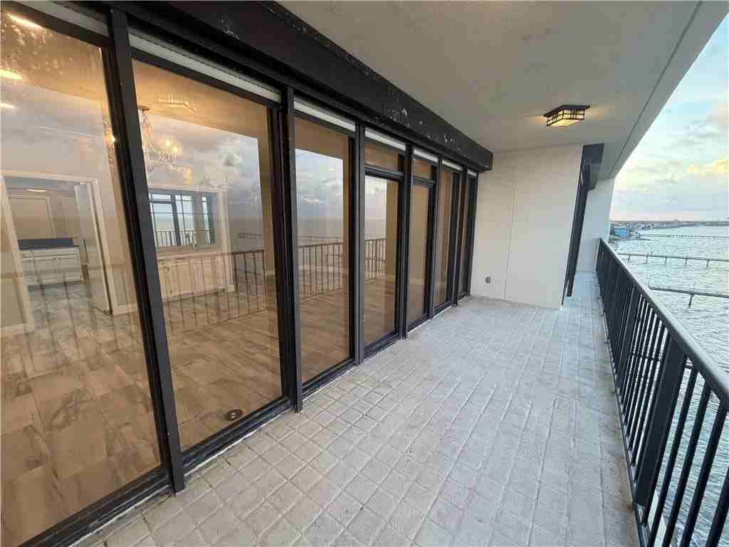 4350 Ocean Dr - Photo 6 of 30