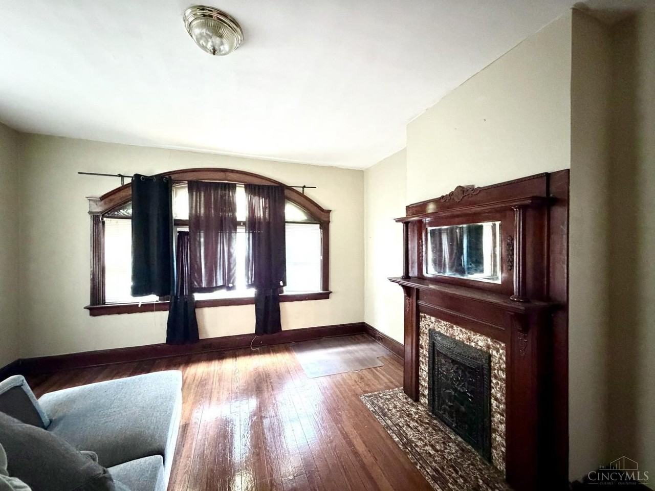 2242 Victor St - Photo 3 of 15
