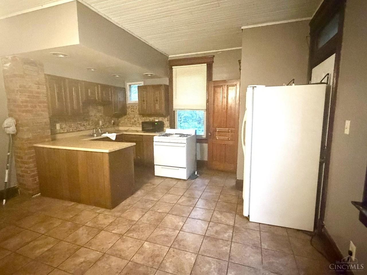 2242 Victor St - Photo 6 of 15