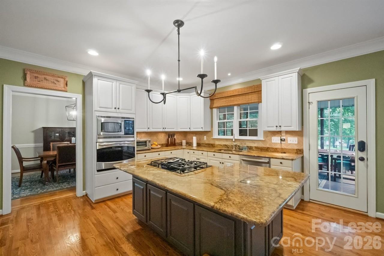 12428 Willingdon Rd - Photo 7 of 43