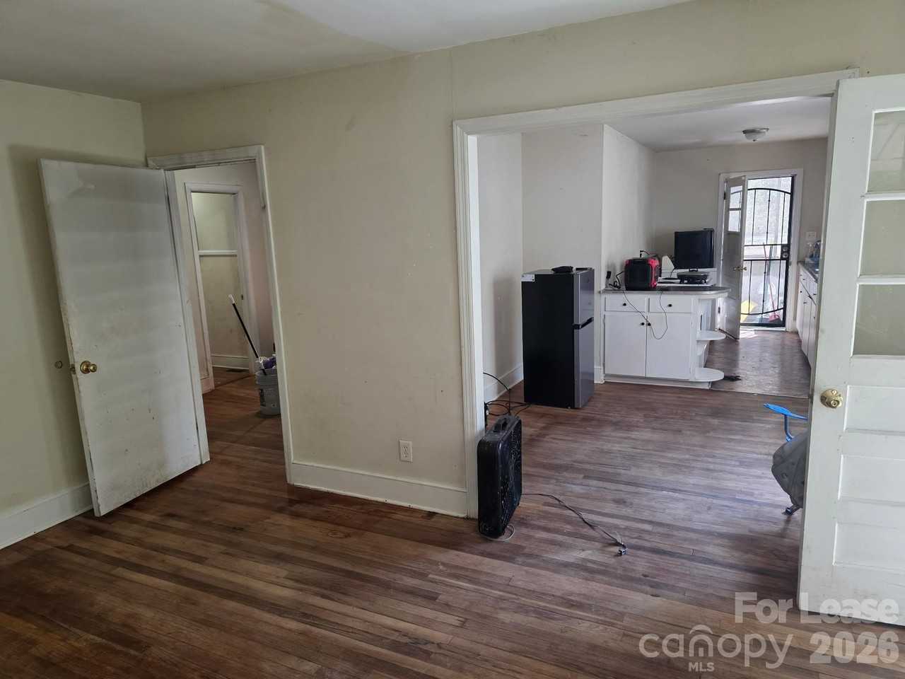 123 Larchwood Dr - Photo 3 of 5