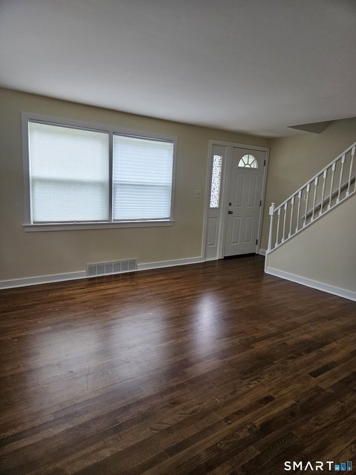 42 Mclaughlin Ter - Photo 2 of 11