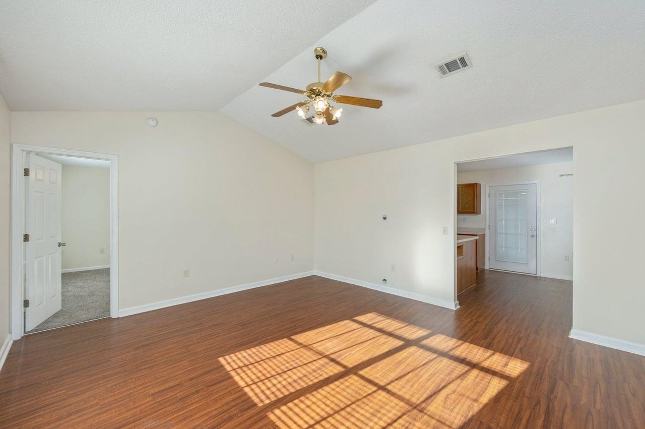 55 Oakridge Way - Photo 7 of 37