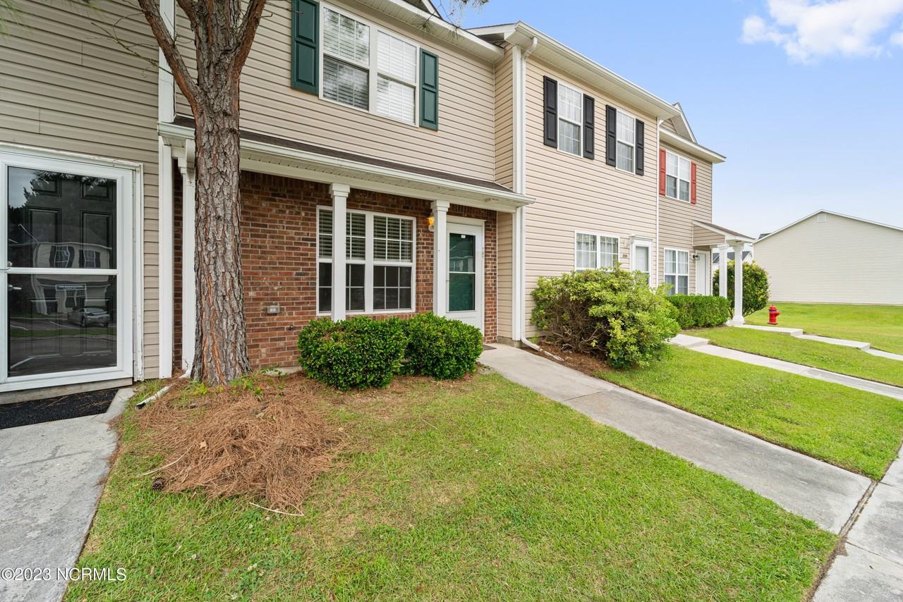207 Pinegrove Ct - Photo 2 of 19