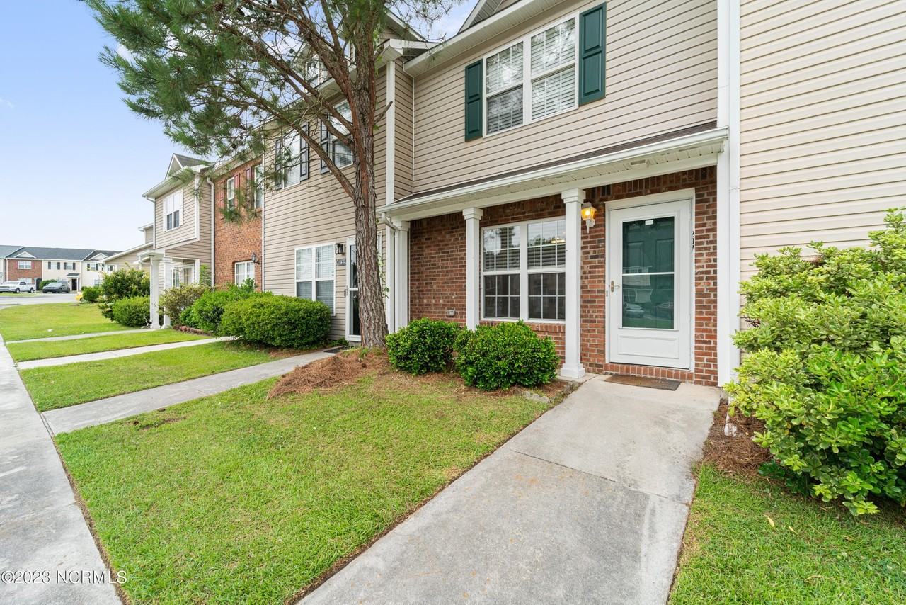 207 Pinegrove Ct - Photo 3 of 19