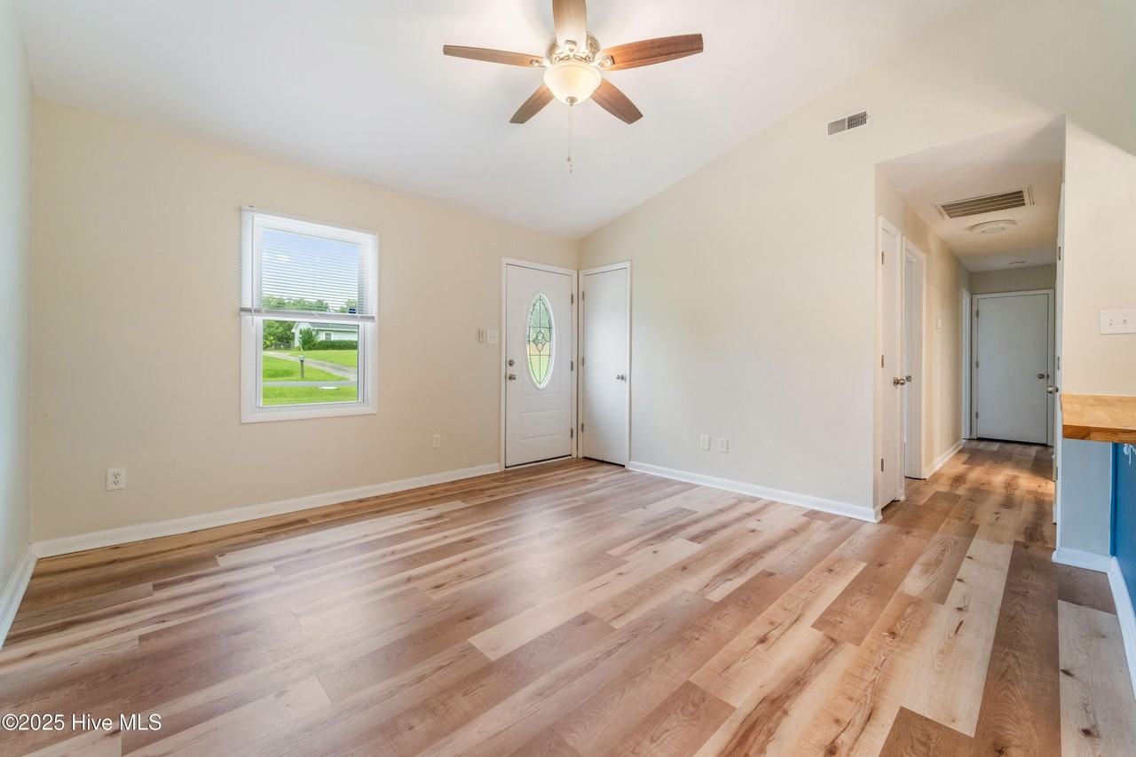 1036 Birchwood Ln - Photo 4 of 15