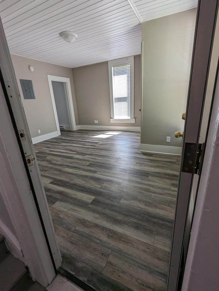585 W North St #1 - Photo 2 of 14