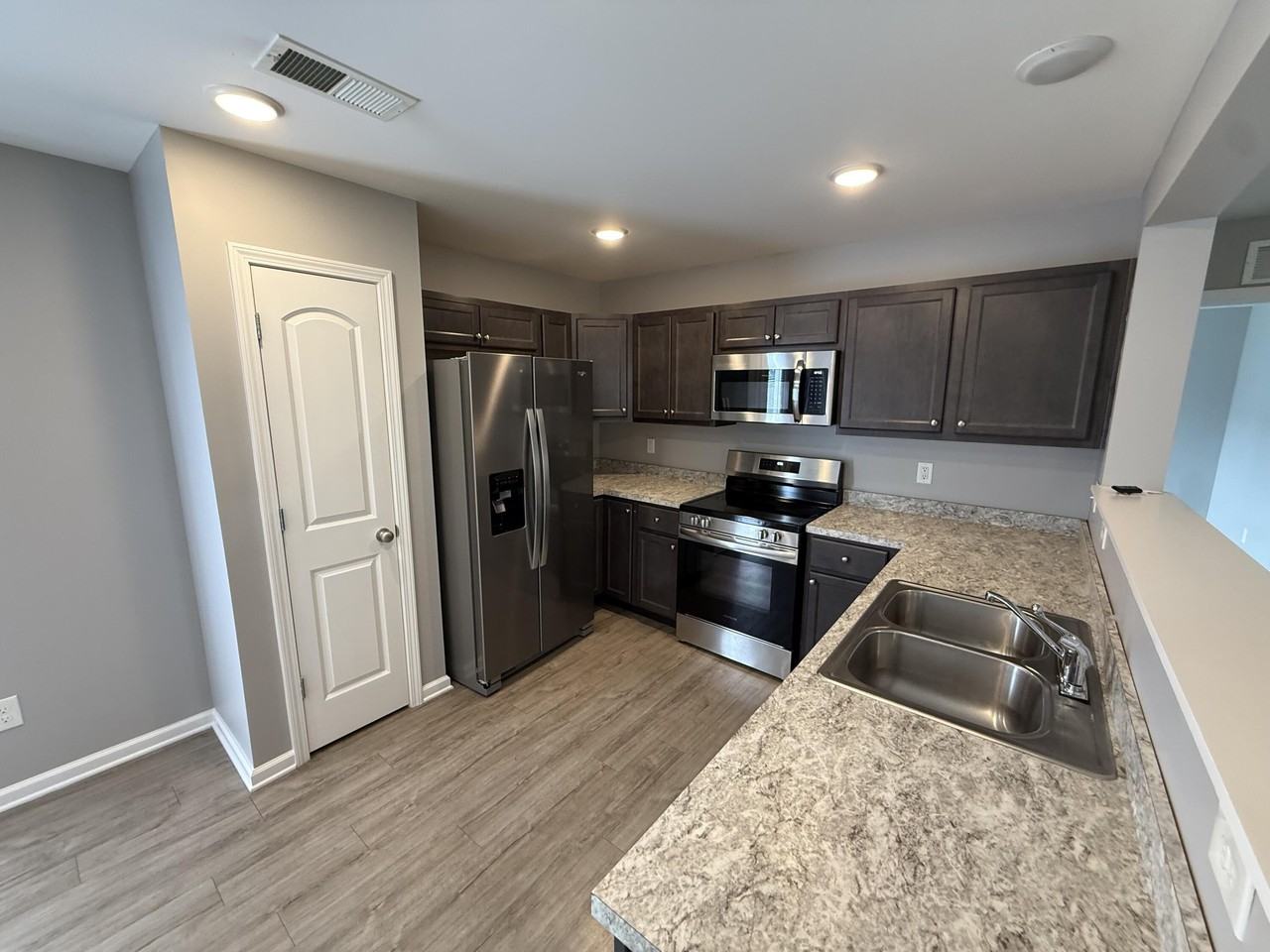 2384 Huntly Pl - Photo 5 of 24