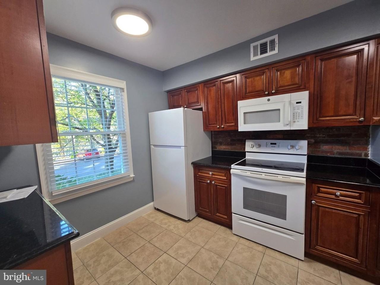 8363 Dunham Ct - Photo 3 of 14