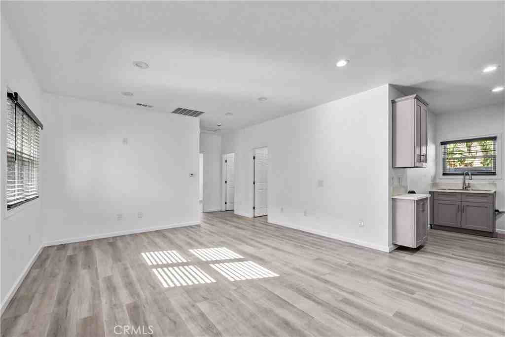 696 E 9th St - Photo 3 of 23