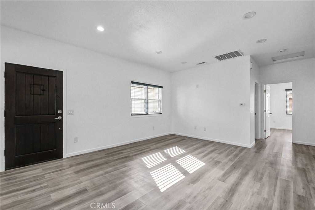 696 E 9th St - Photo 6 of 23