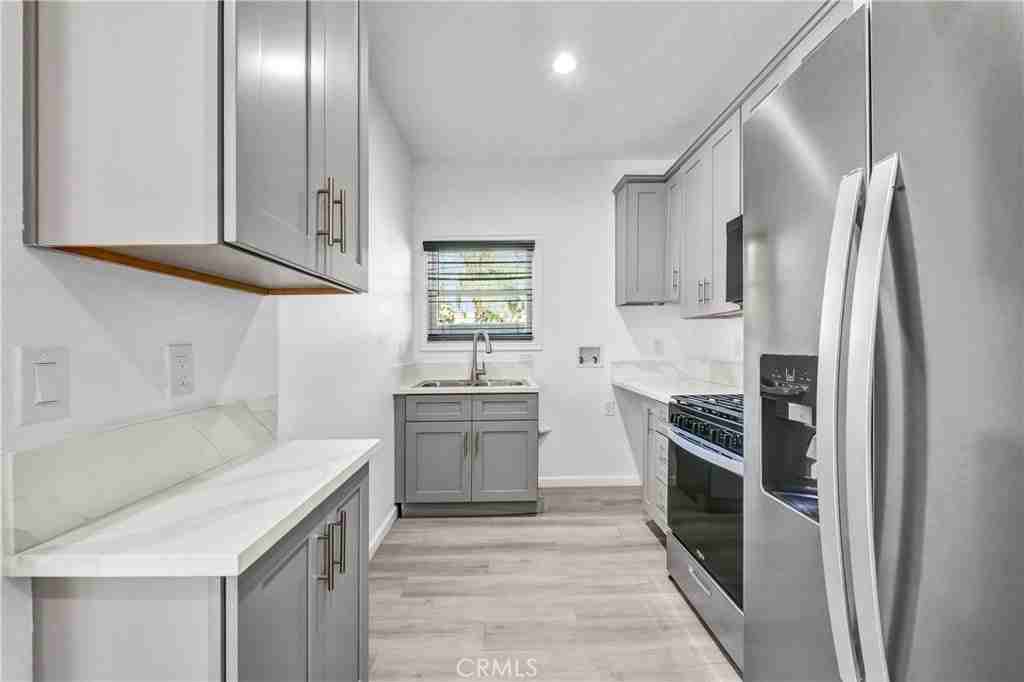696 E 9th St - Photo 7 of 23