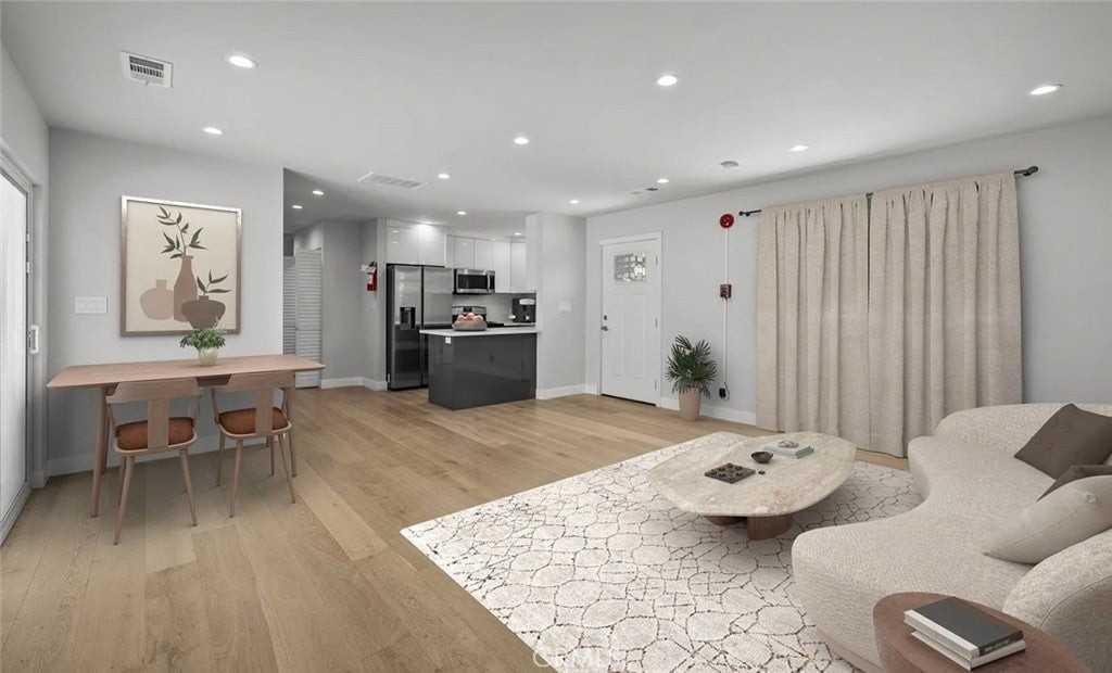 1525 N Screenland Dr - Photo 2 of 11