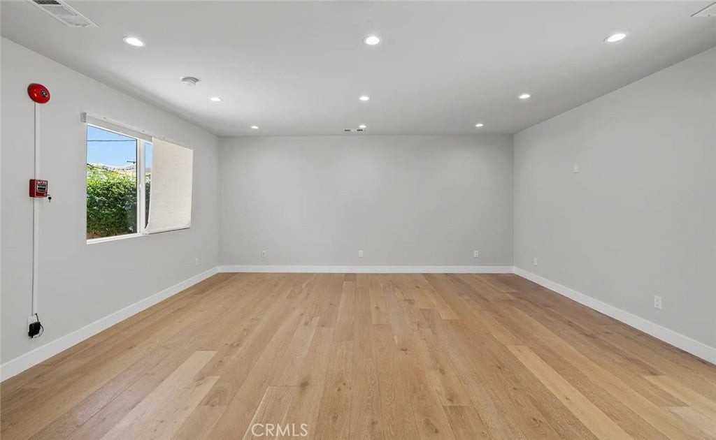 1525 N Screenland Dr - Photo 3 of 11