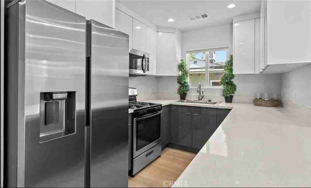 1525 N Screenland Dr - Photo 4 of 11