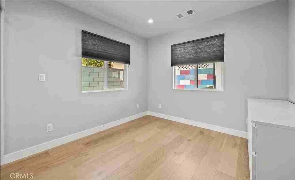 1525 N Screenland Dr - Photo 6 of 11