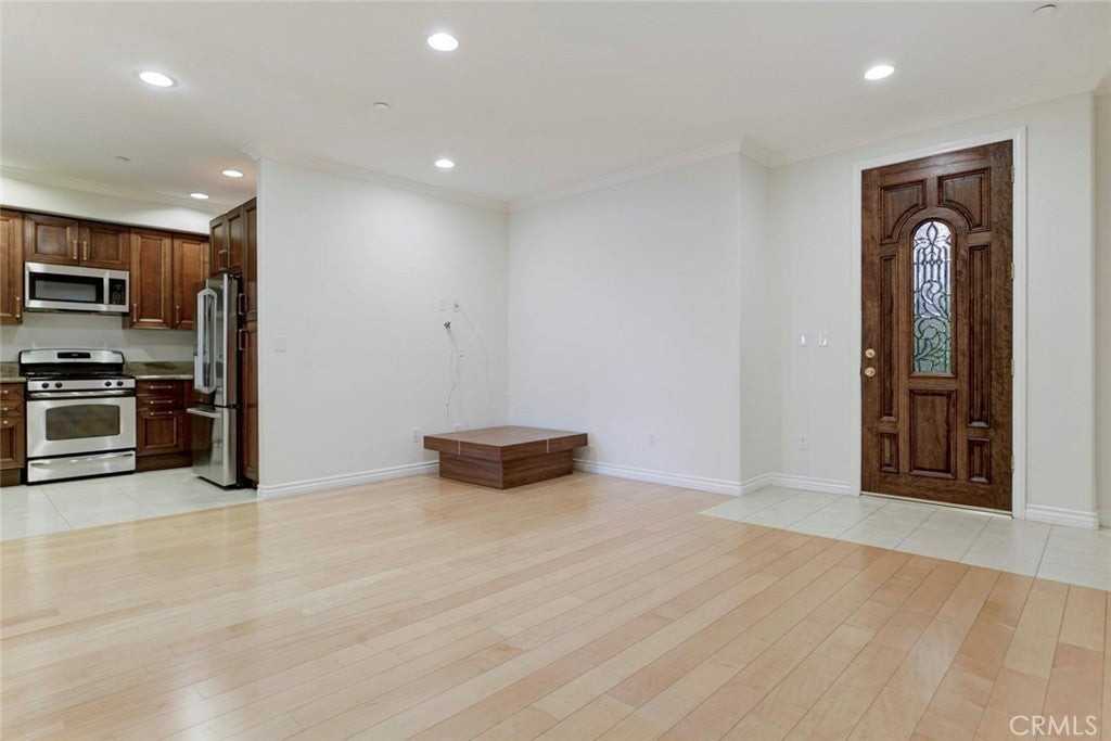 556 E Palm Ave - Photo 4 of 17