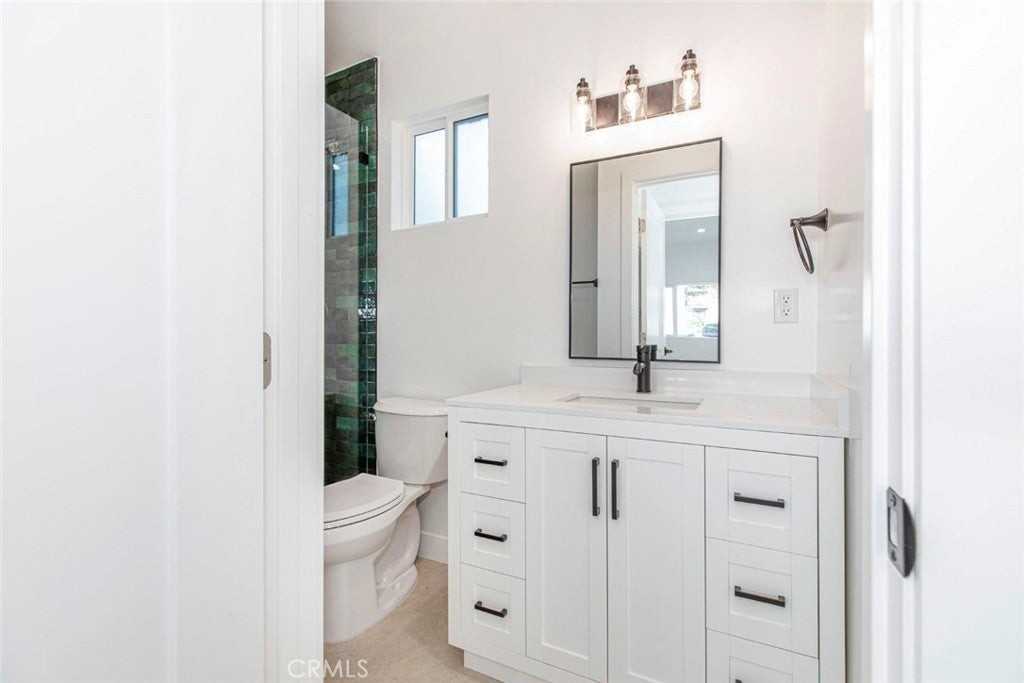13932 Vanowen St - Photo 7 of 9