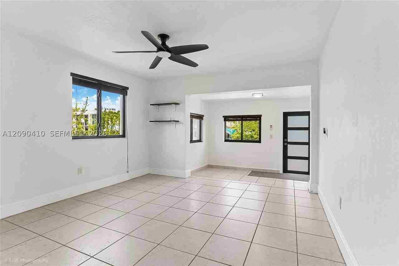 944 Sw 10th Ave - Photo 2 of 15