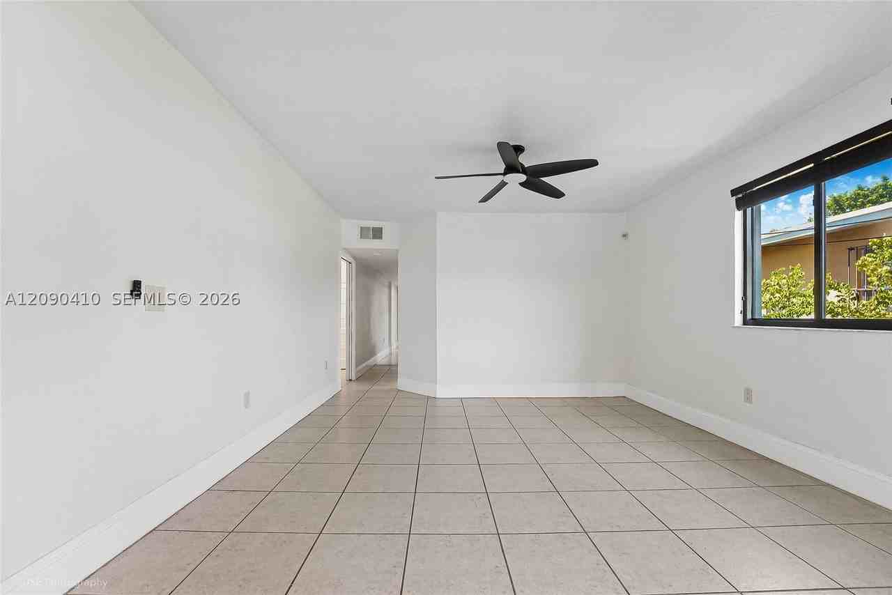 944 Sw 10th Ave - Photo 3 of 15