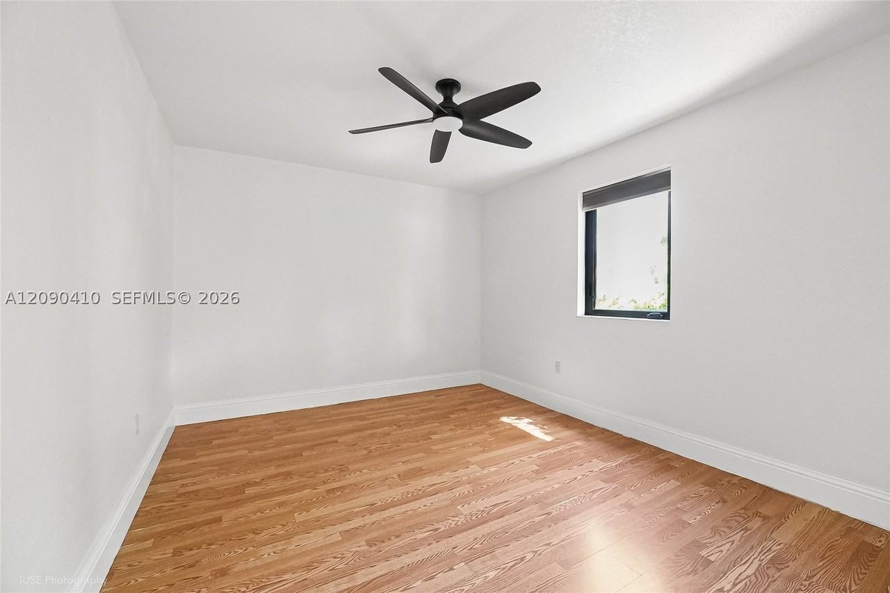 944 Sw 10th Ave - Photo 4 of 15