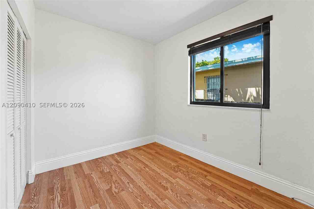 944 Sw 10th Ave - Photo 6 of 15