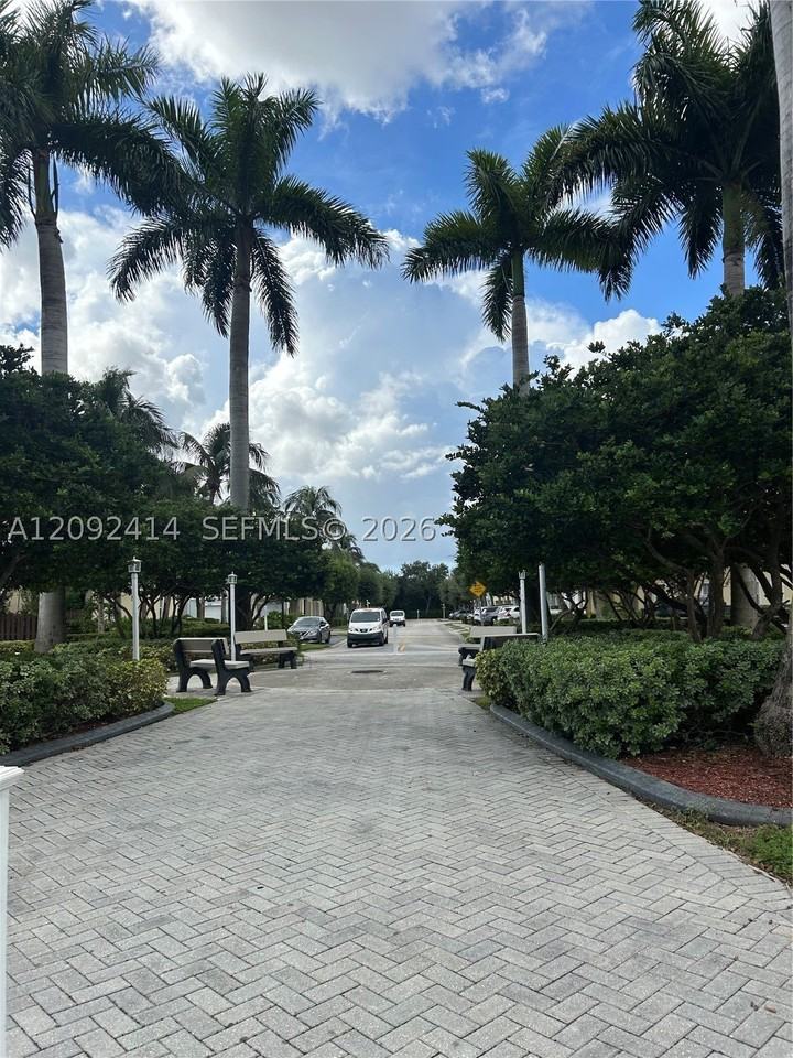 10735 Nw 75th St - Photo 2 of 16
