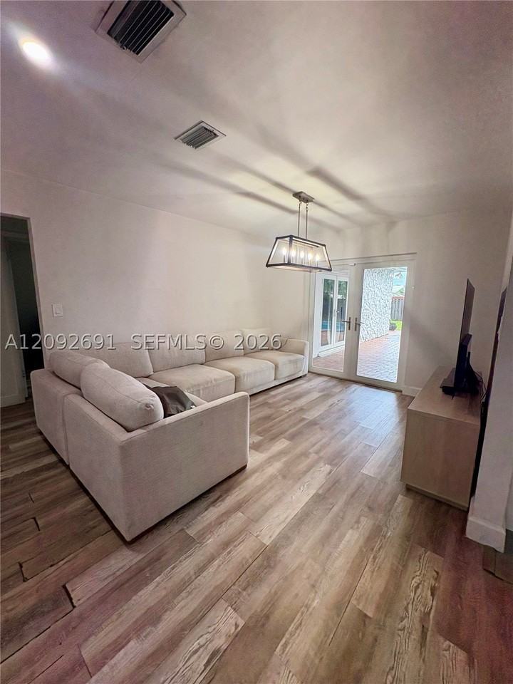 1711 N 47th Ave - Photo 4 of 20