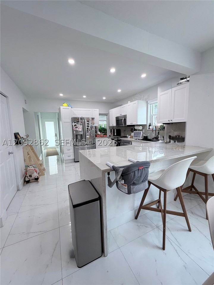 360 Sw 20th Rd - Photo 3 of 15