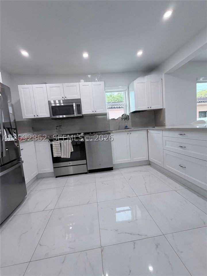 360 Sw 20th Rd - Photo 4 of 15