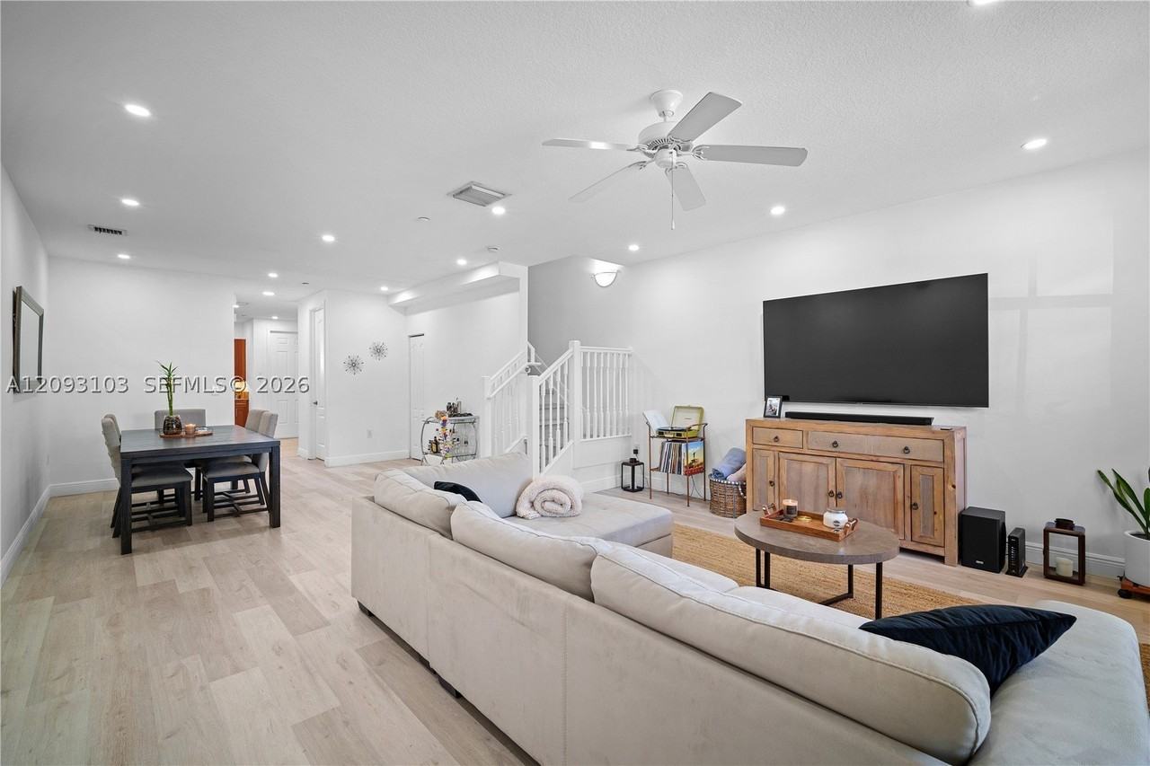 317 Sw 13th Ter #317 - Photo 4 of 28