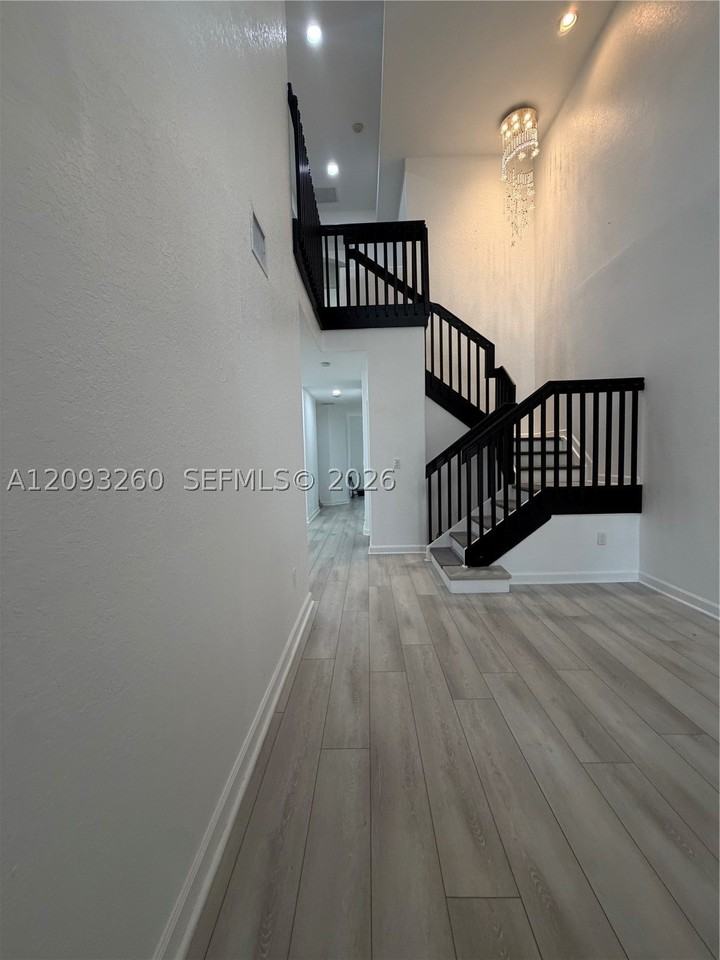 1432 Se 25th Ave - Photo 2 of 22